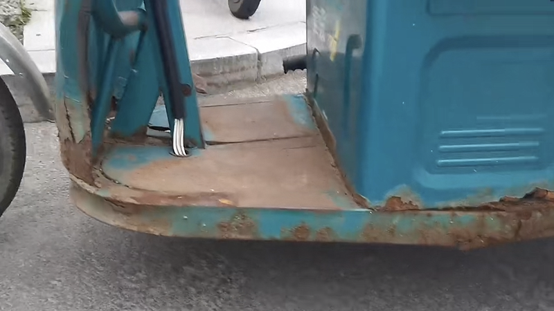 Rust on the electric cargo scooter frame