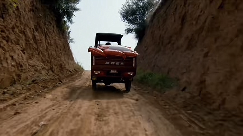 electric cargo tricycle traveling on rough roads