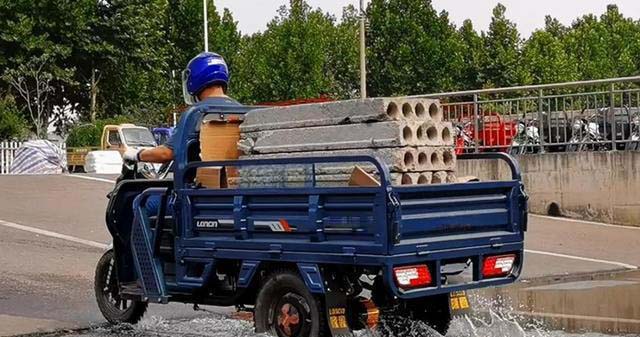 electric 3-Wheel Cargo Motorcycle loading some construction bricks