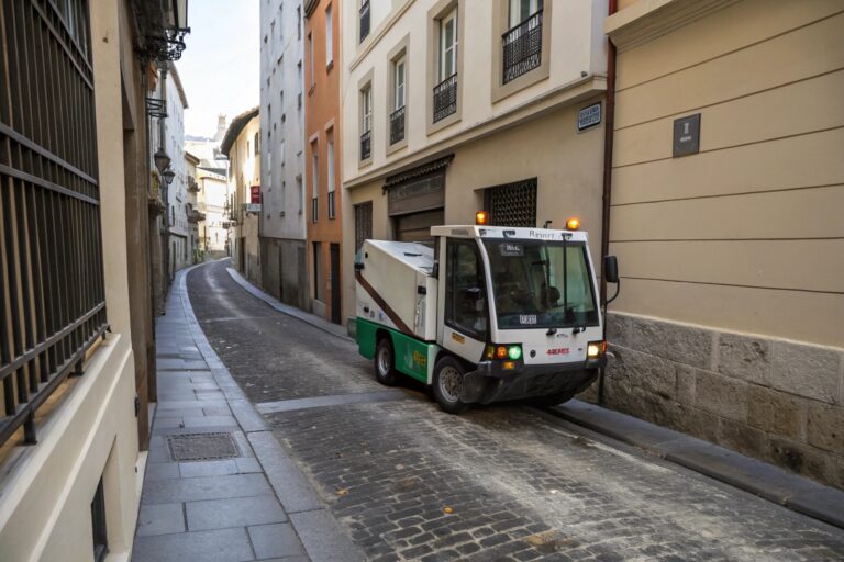 a tight turning radius allows sanitation vehicles