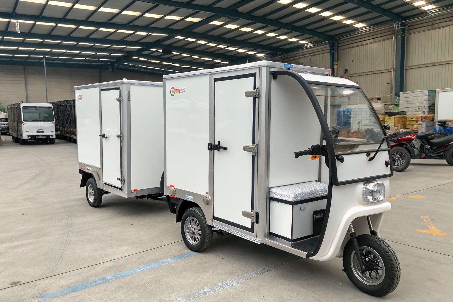 a cutaway diagram of a tricycle van's refrigerated box showing insulation layers and adjustable racks