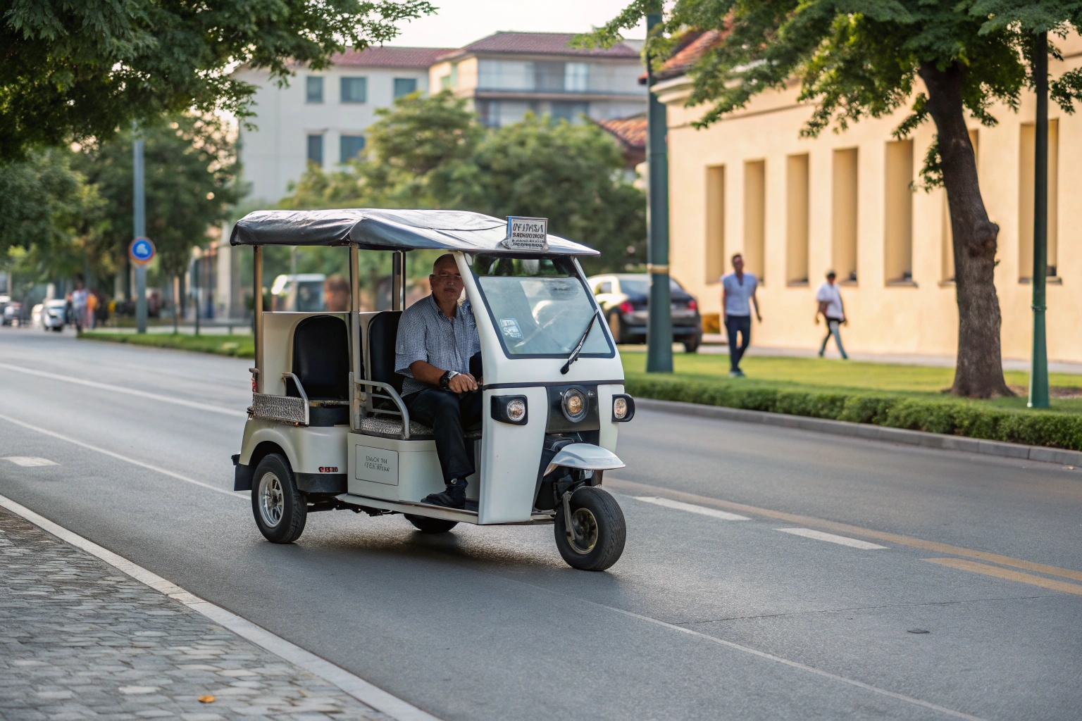 A comparison graphic showing a smoothly driven tuk tuk versus one being driven aggressively