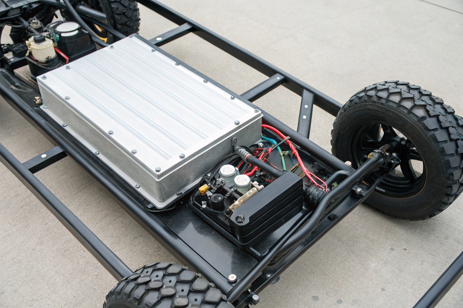 A diagram showing the key components of an electric tricycle: battery, motor, controller, and frame