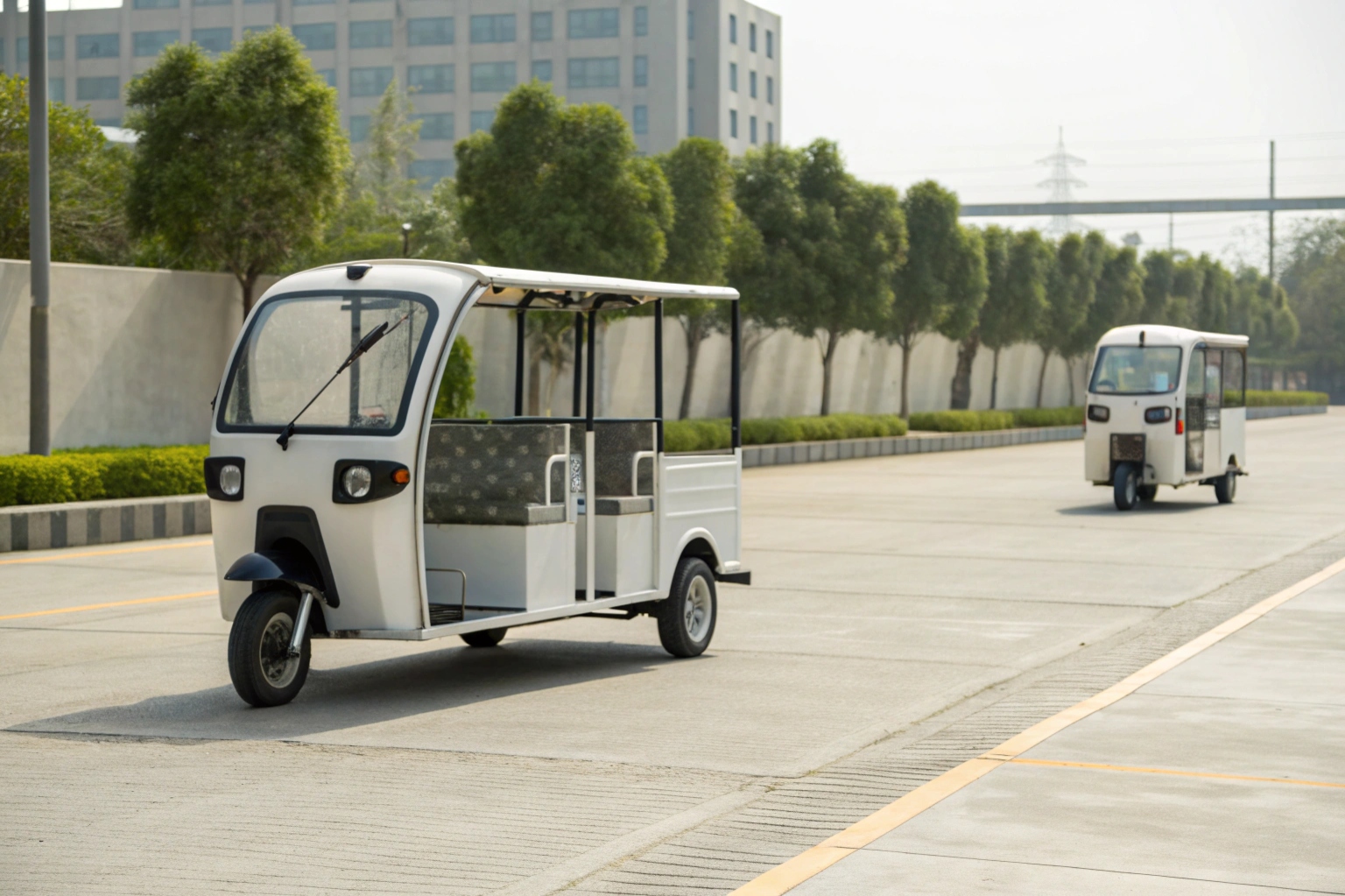 An illustration showing the low, balanced center of gravity on a mid-drive rickshaw versus a higher, rear-heavy one