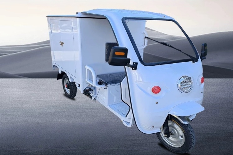A delivery driver making a drop-off in the rain, thanks to the protection of his rickshaw's canopy