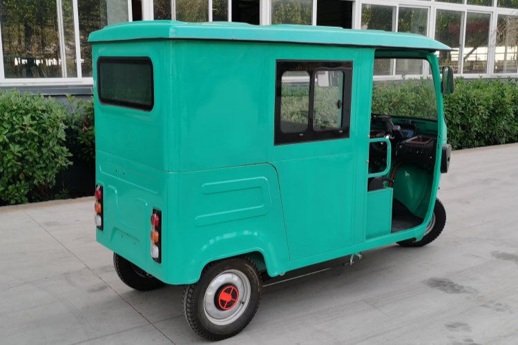 A comparison image of a rigid welded canopy versus a foldable canvas canopy on an electric rickshaw