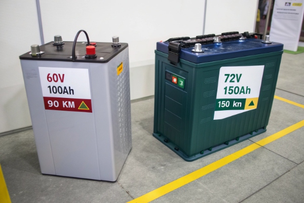 An infographic comparing the driving ranges of different e-rickshaw battery capacities