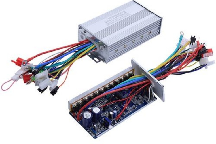 An animated graphic showing the difference between a smooth sine-wave output and a blocky square-wave output