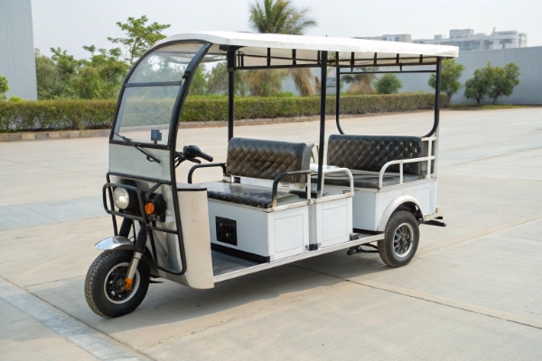 A passenger electric rickshaw tuk-tuk with a battery icon showing its capacity