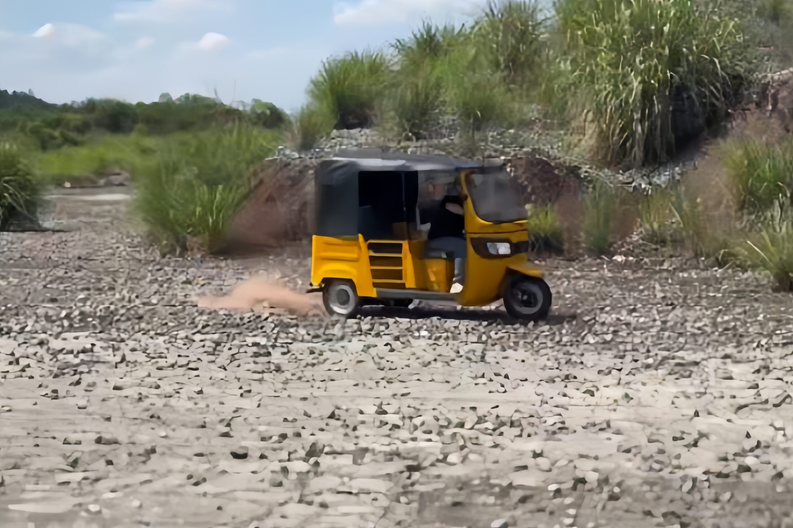 Swing Arm vs Front Fork Suspension for Electric Rickshaw Tuk